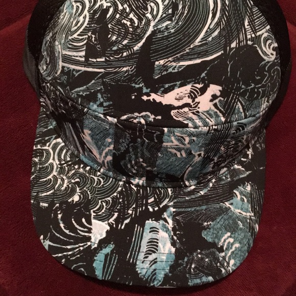 Lululemon dash n splash cap 🧢 - Picture 3 of 3